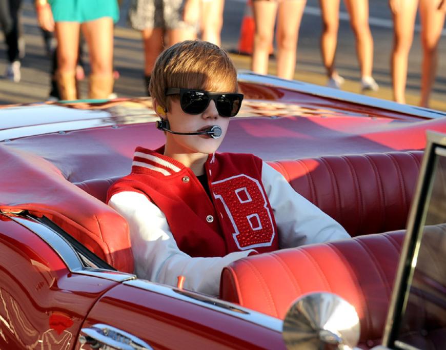 Als kleiner Baseball-Star sitzt Justin für eine Performance im Cabrio - der Ruhm scheint ihm zu gefallen