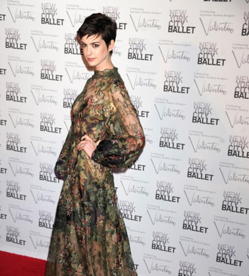 Anne Hathaway überzeugt auf dem roten Teppich in herbstlichen Tönen von Valentino Couture.