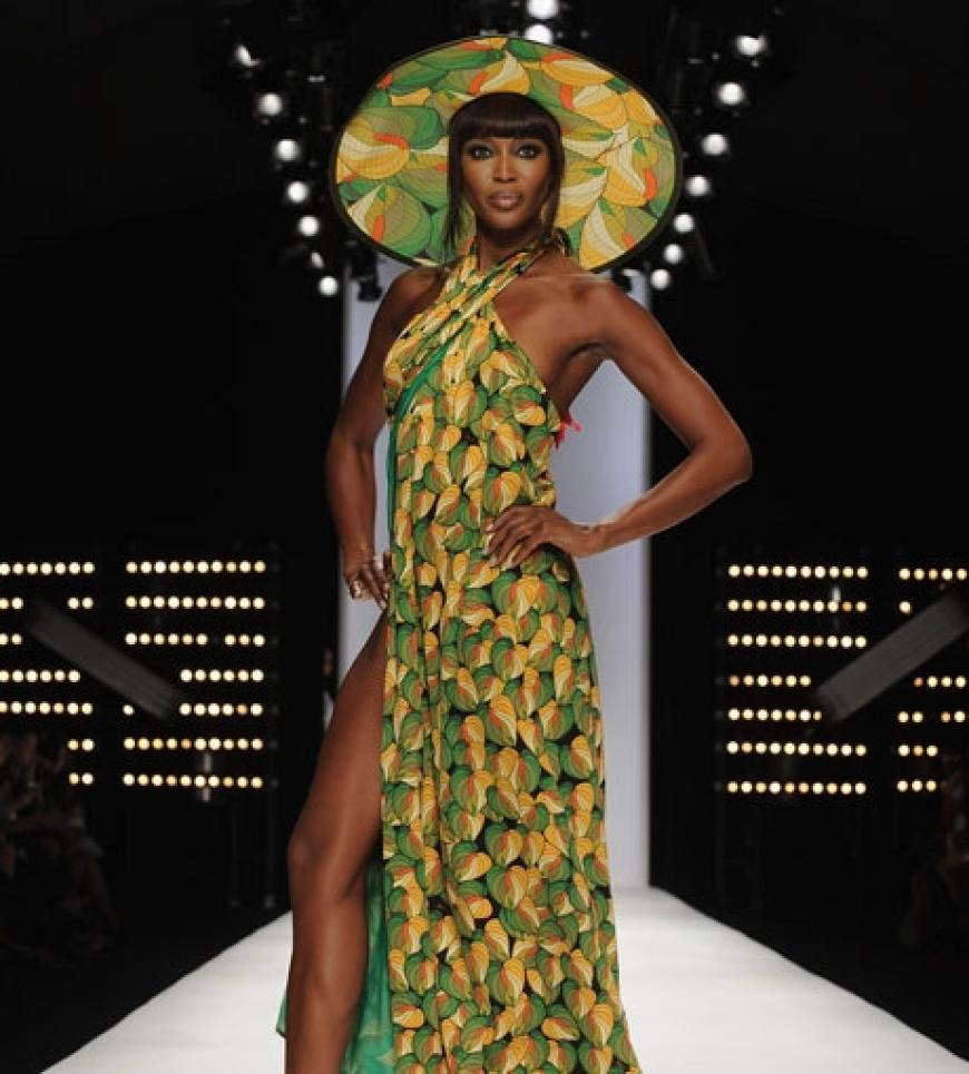 Naomi Campell präsentiert Teile der neuesten Kollektion von Issa. Das Topmodel der 90er Jahre ist auf dem Laufsteg nach wie vor gefragt