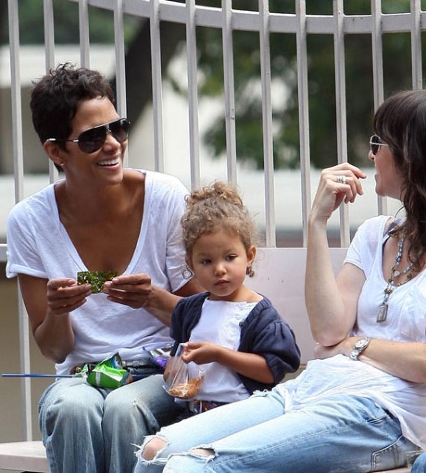 Hollywood-Star Halle Berry mit ihrer süßen Tochter Nahla in einem Park in Glendale, Kalifornien