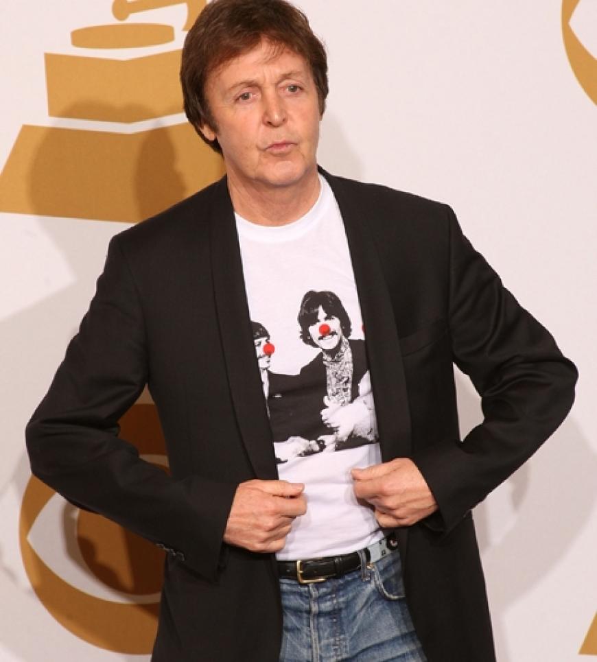 Paul McCartney posiert für die Fotografen