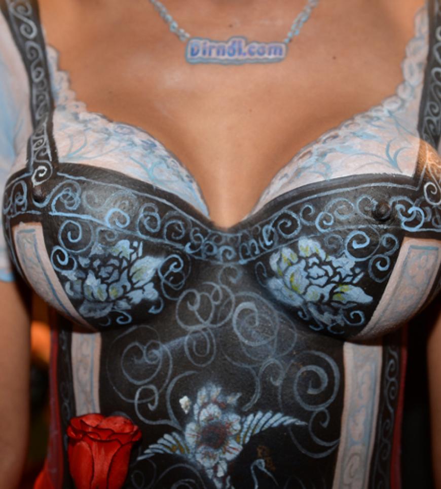 ...einem Nackedei-Dirndl! Die Nacktschnecke zeigte sich mit Bodypainting