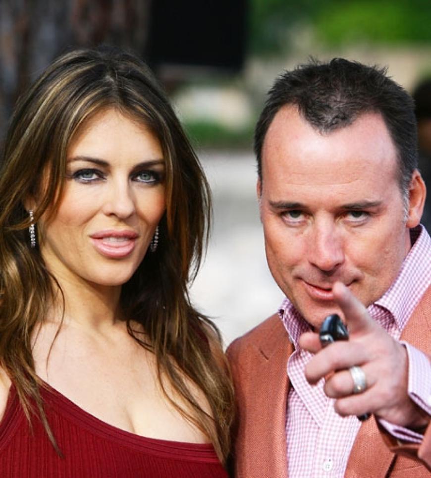 Liz Hurley mit Freund David Furnish, dem Lebensgefährten von Sir Elton John. Wen er da wohl erkannt hat?