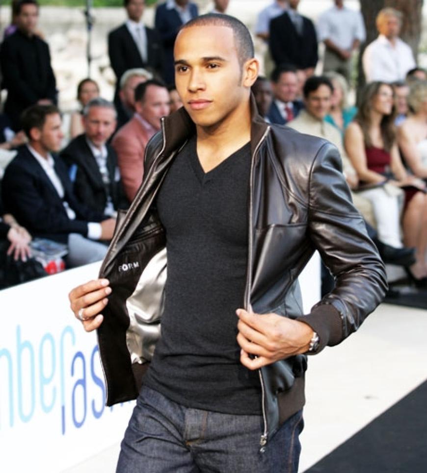 Zweitjob gefällig? Weltmeister Lewis Hamilton präsentierte die Outfits wie ein Profimodel