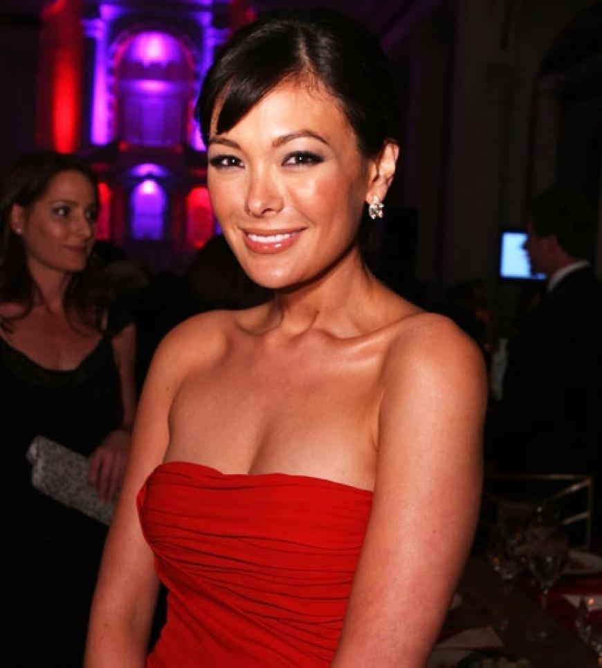 Lindsay Price bezauberte in einem trägerlosen, roten Kleid. Die Schauspielerin ist aktuell in der Serie