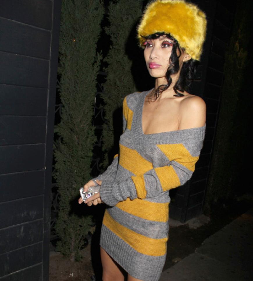Da hat Bai Ling doch glatt ihre Hose vergessen! Und mit dem Hairstyling scheint auch etwas schief gegangen zu sein. Oder warum trägt die chinesische Schauspielerin diese scheußliche Fellmütze?