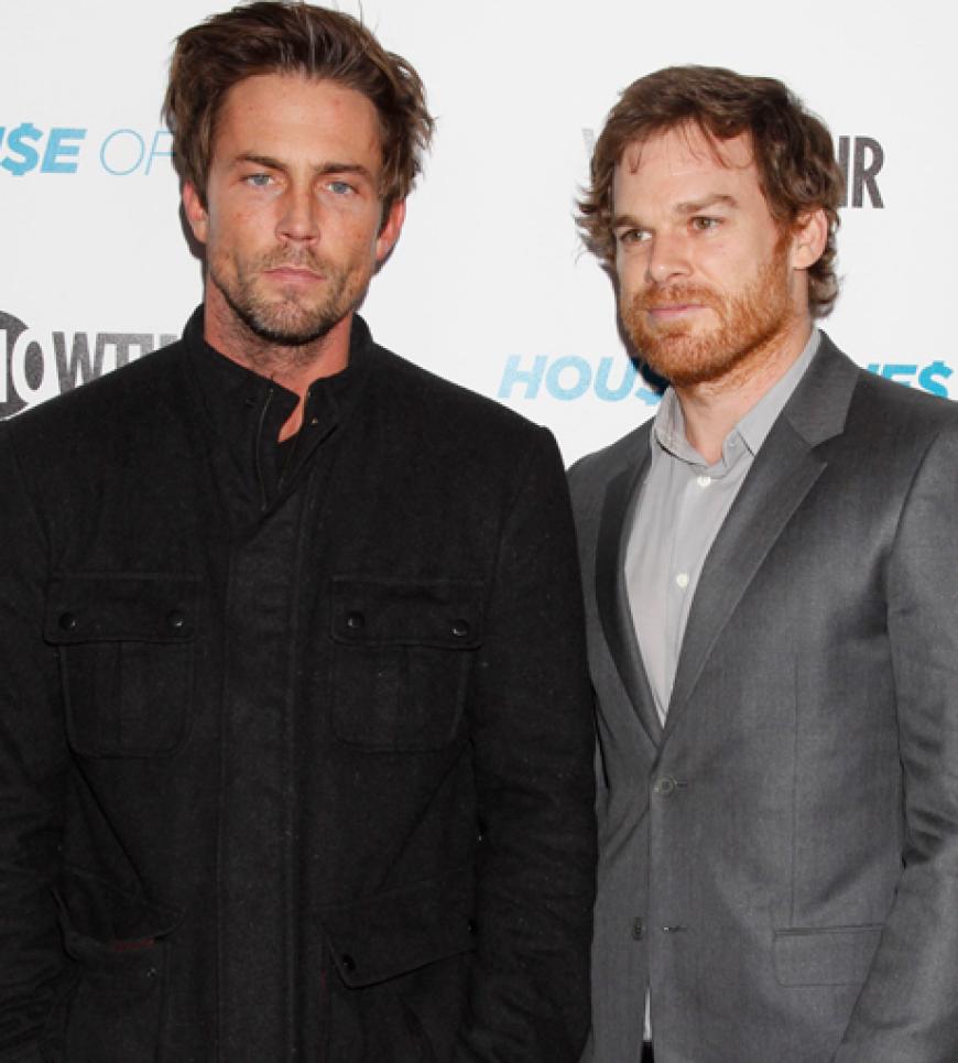 Desmond Harrington (l.) mit dem Hauptdarsteller der Serie, Michael C. Hall