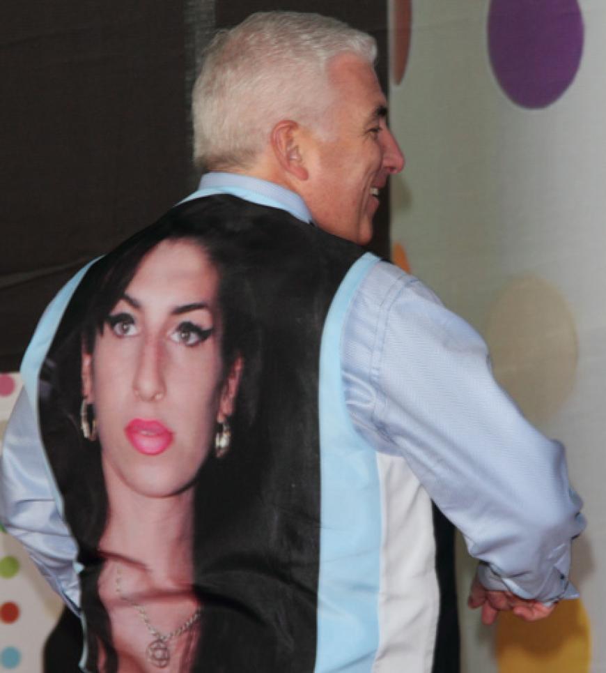 Amy Winehouses Vater Mitch ehrt seine verstorbene Tochter mit einem Bild auf dem Rücken seiner Weste. Die Sängerin wurde bei der Show posthum als beste Solokünstlerin ausgezeichnet