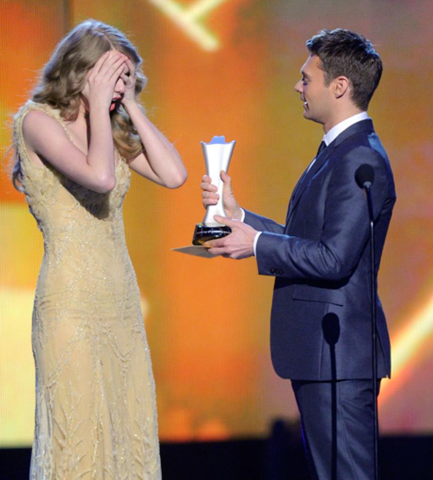 Am Ende gewinnt Country-Überfliegerin Taylor Swift. Per Voting wurde die erst 21-Jährige zum Publikumsliebling gekürt und konnte ihr Glück kaum fassen