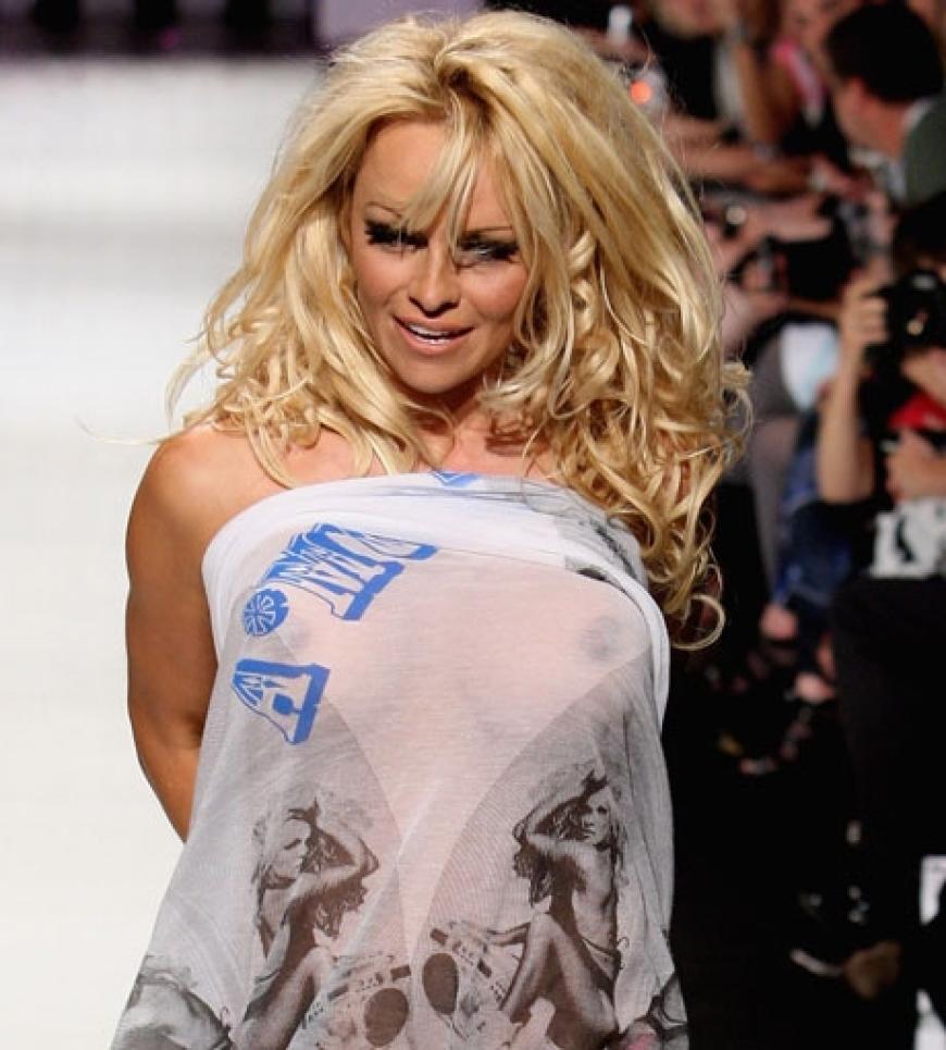 Ex-Baywatch-Nixe Pamela Anderson kann es nicht lassen! Eigentlich wollte die Blondine ja seriös werden, doch jetzt gab es wieder eine Rückkehr zum Luder-Image