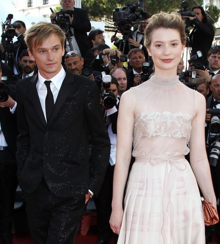 Henry Hopper mit Mia Wasikowska kommen gemeinsam bei der