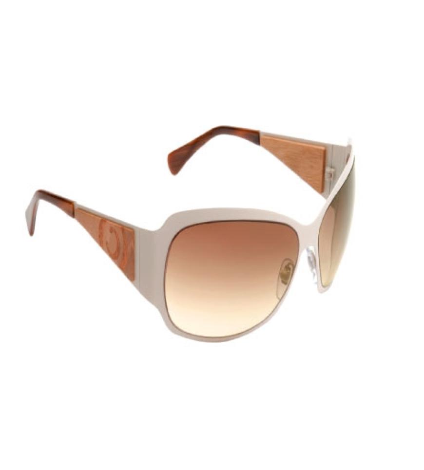Sonnenbrille mit Holzakzenten
am Bügel von Alexander
McQueen, ca. 280 Euro