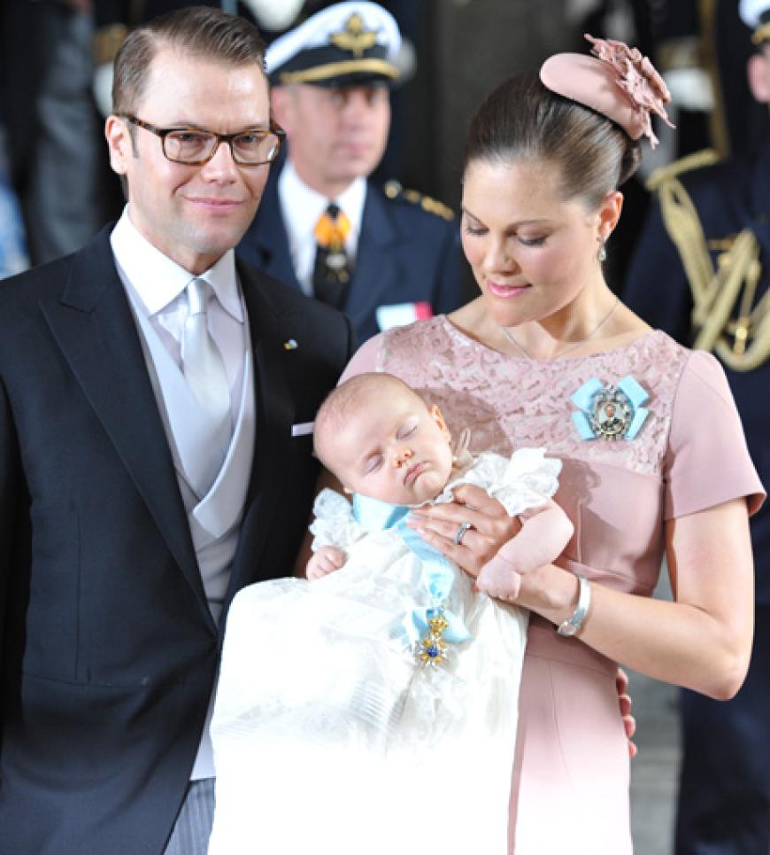Auf Mamas Arm verschläft sie ihre Taufe
