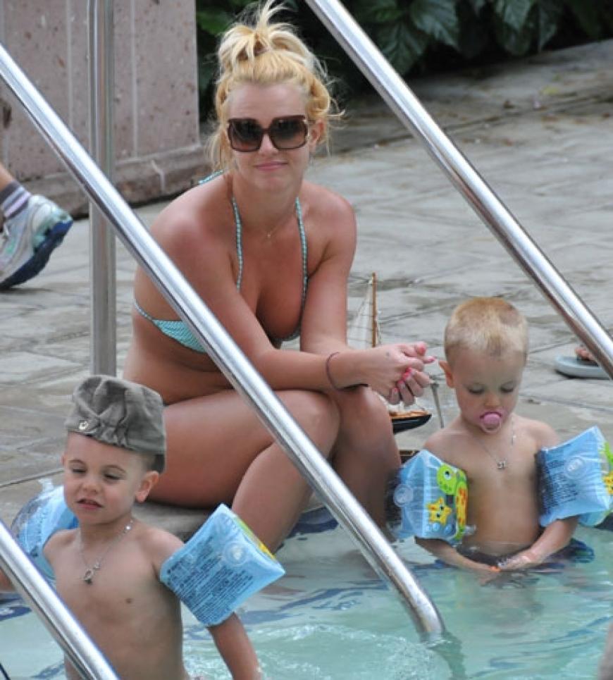 Sean, 3, und Jayden, 2, lernen gerade schwimmen