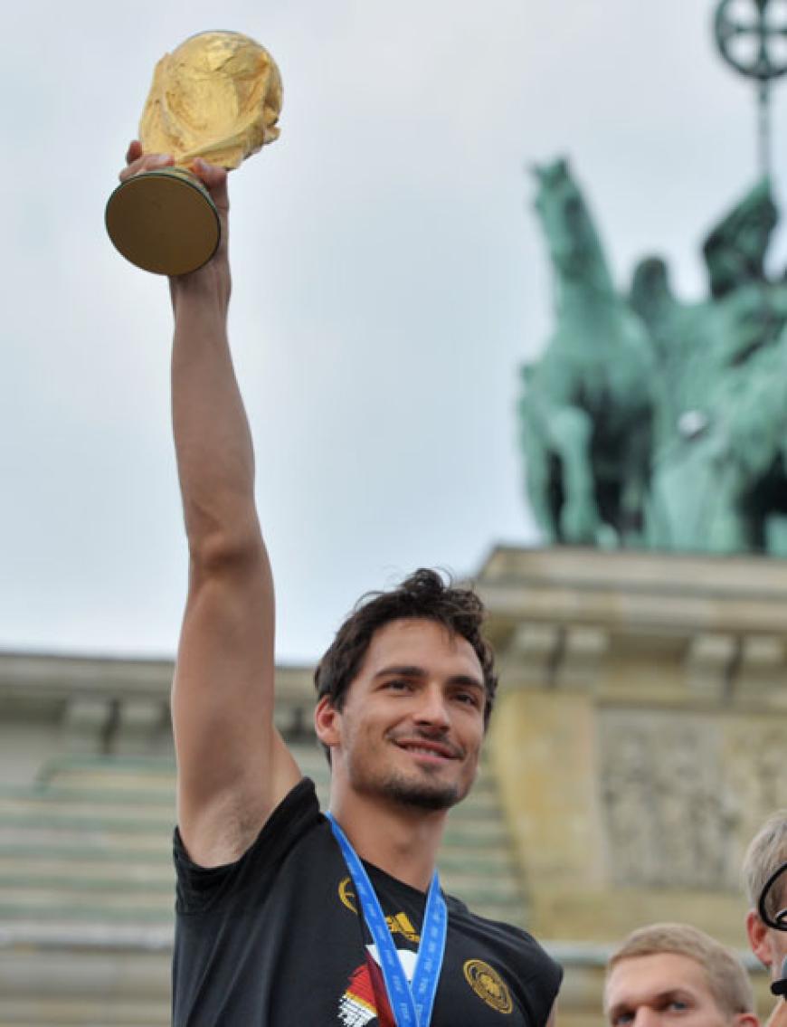 Und Mats Hummels macht's gleich dem Trainer nach.