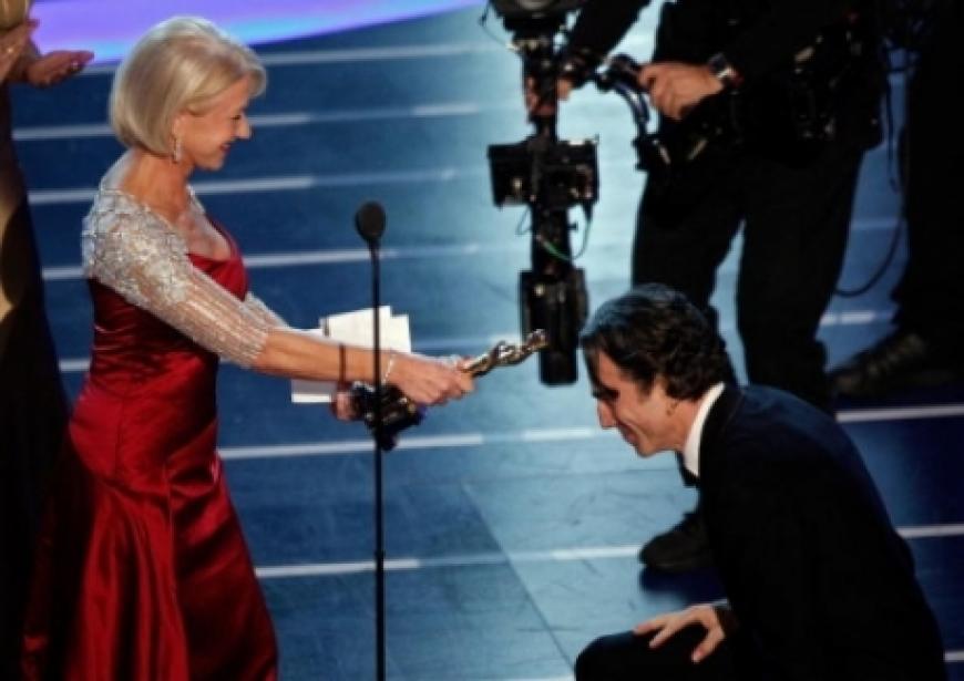 Helen Mirren überreicht Daniel Day-Lewis den Oscar als besten Hauptdarsteller