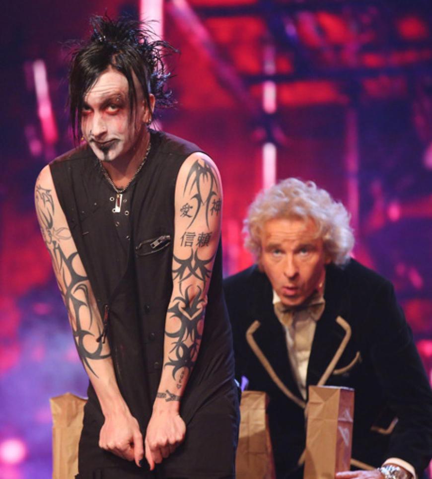 Jurymitglied Thomas Gottschalk steht mit dem Illusionist Dan Sperry aus New York auf der Bühne