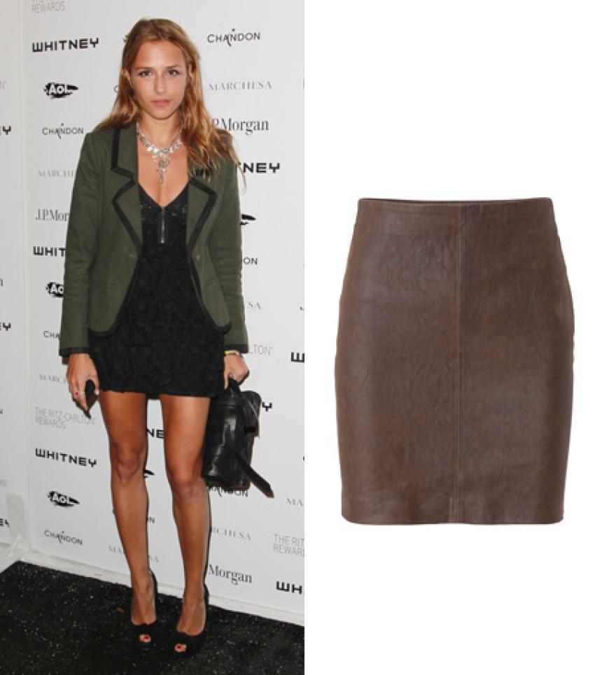 Ihren Lederrock hat die Charlotte Ronson bei thelimited.com geshoppt. âDie Silhouette ist wirklich schick und ich mag gefärbtes Leder. Ich trage ihn zum Beispiel, um ein feminines Top aufzupeppen,
