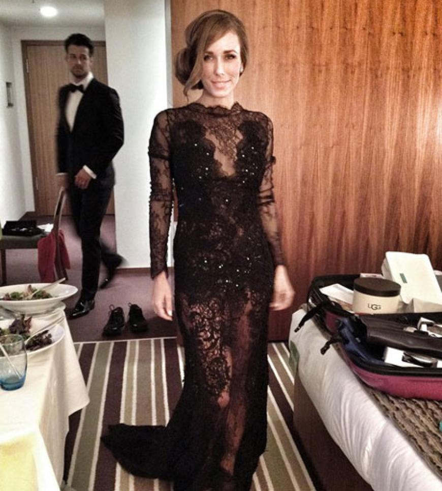 Auch Annemarie Warnkross zeigt sich glamourös im schwarzen Spitzenkleid