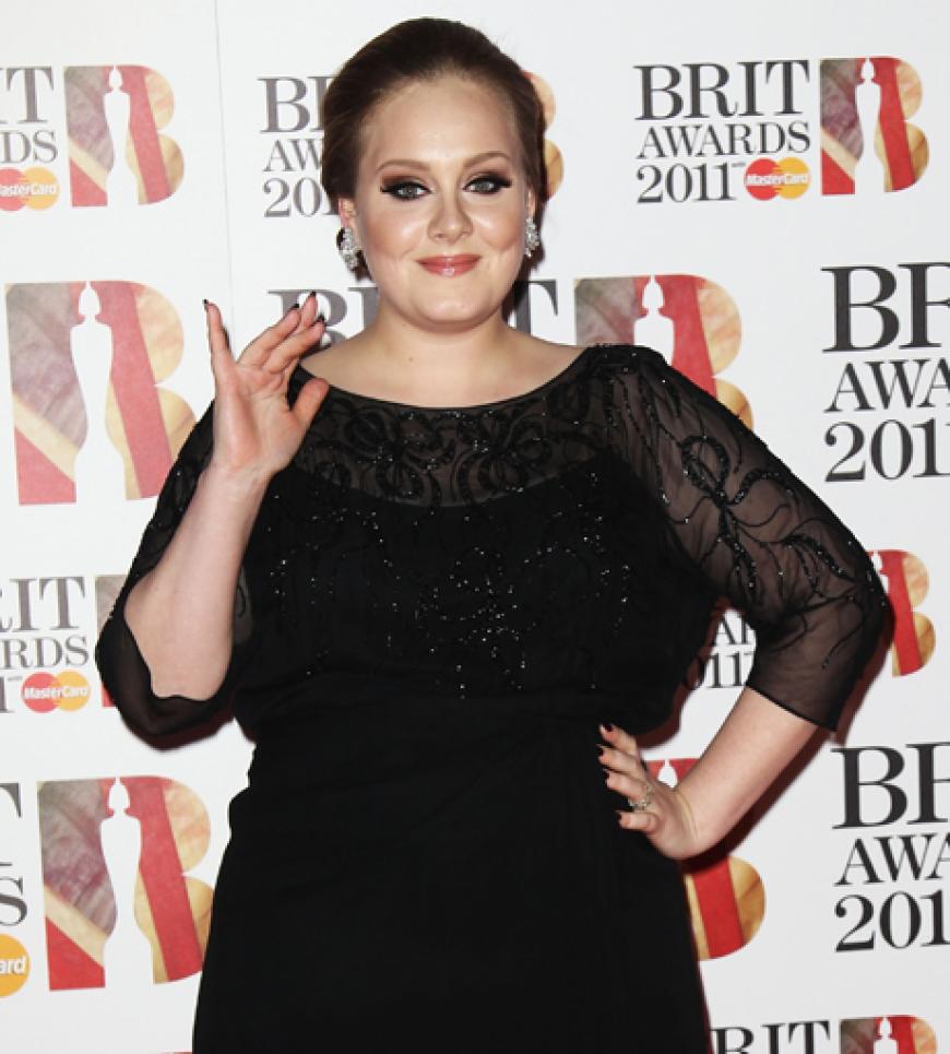 Adele winkt in die Kameras