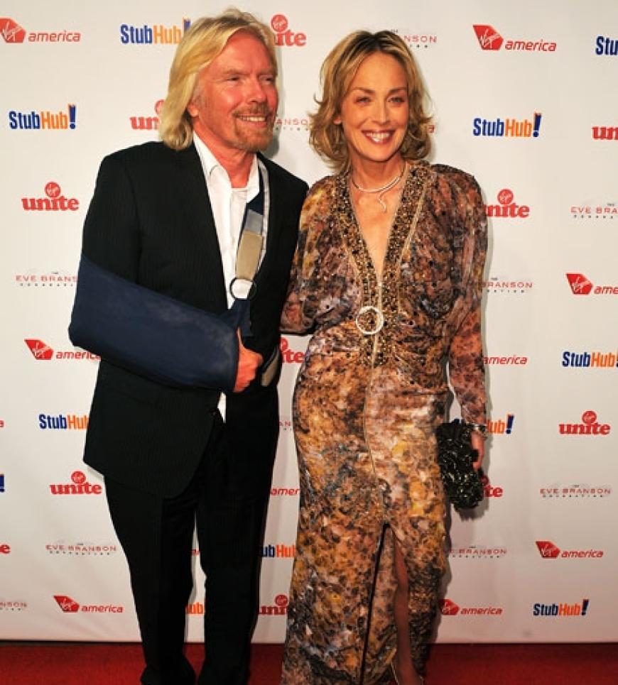 Sir Richard Branson freute sich sehr über den Besuch von Sharon Stone. Zwar lag sein Arm in Gips, dies hinderte ihn aber nicht an seiner guten Laune