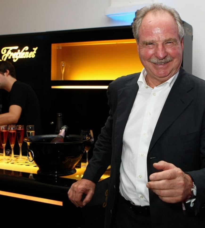 Friedrich von Thun genießt ein prickelndes Glas Freixenet beim