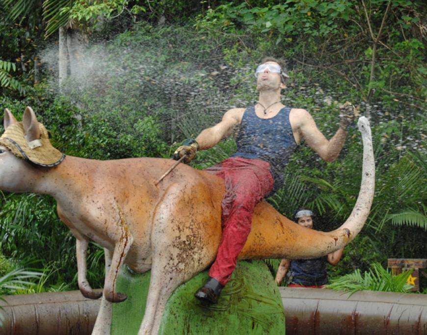 Was die beiden nicht wissen: während ihres Höllenrittes werden sie noch mit Matschwasser, Ahornsirup und Mehlwürmern beschossen