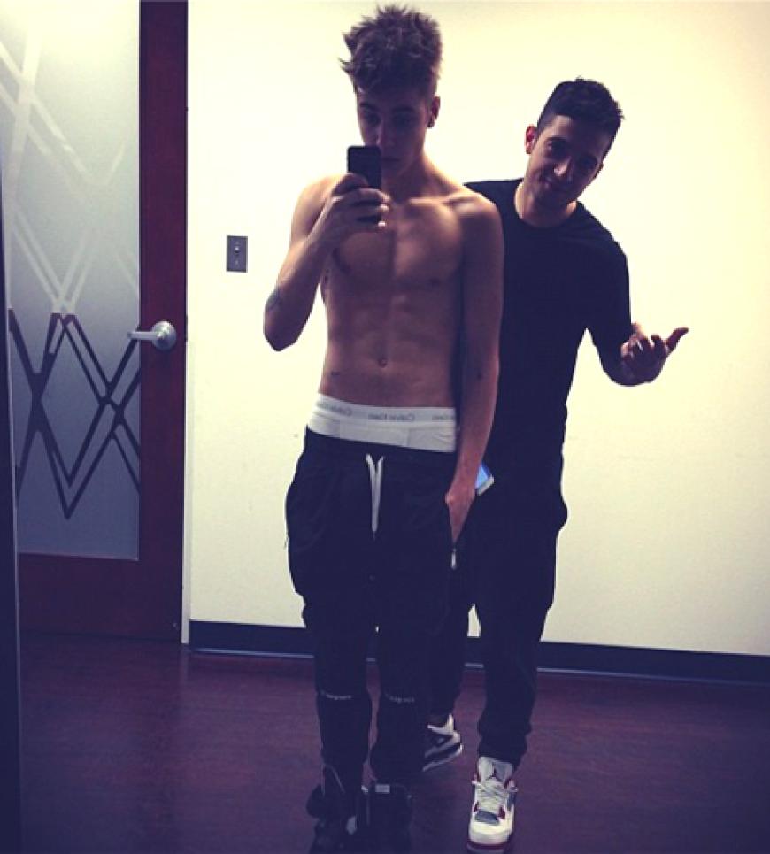 Justin Bieber erfreut seine Fans mit Selbstportraits und einem Sixpack