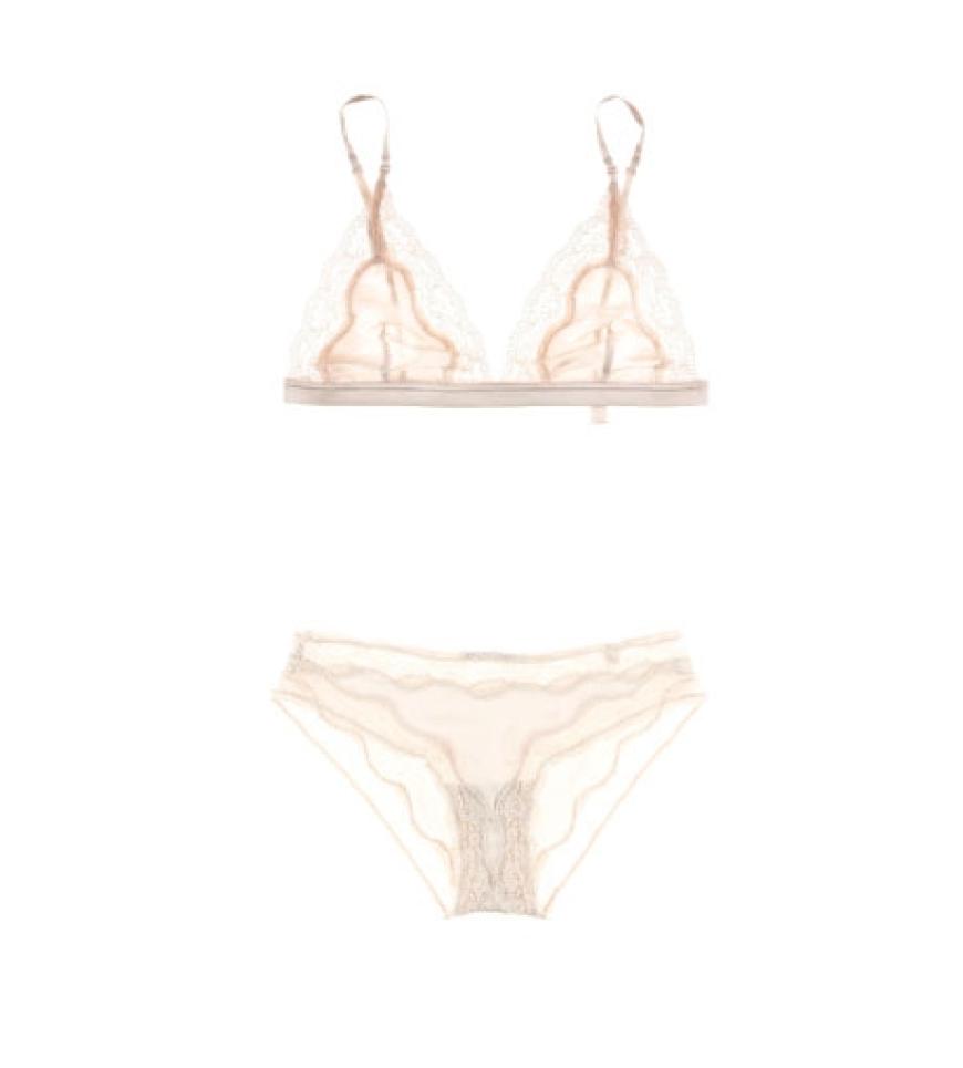 Dekorative Details wie Volants, kleine Schleifen und eingearbeitete Spitze verleihen den zarten Kreati´onen eine verspielte Erotik und eine Prise Nostalgie.
Transparente Spitze von Stella McCartney, BH ca. 125 Euro, Slip ca. 65 Euro