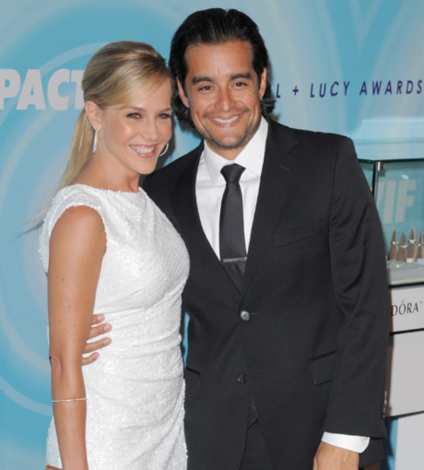 Schauspielerin Julie Benz strahlte mit ihrer Begleitung auf dem Roten Teppich