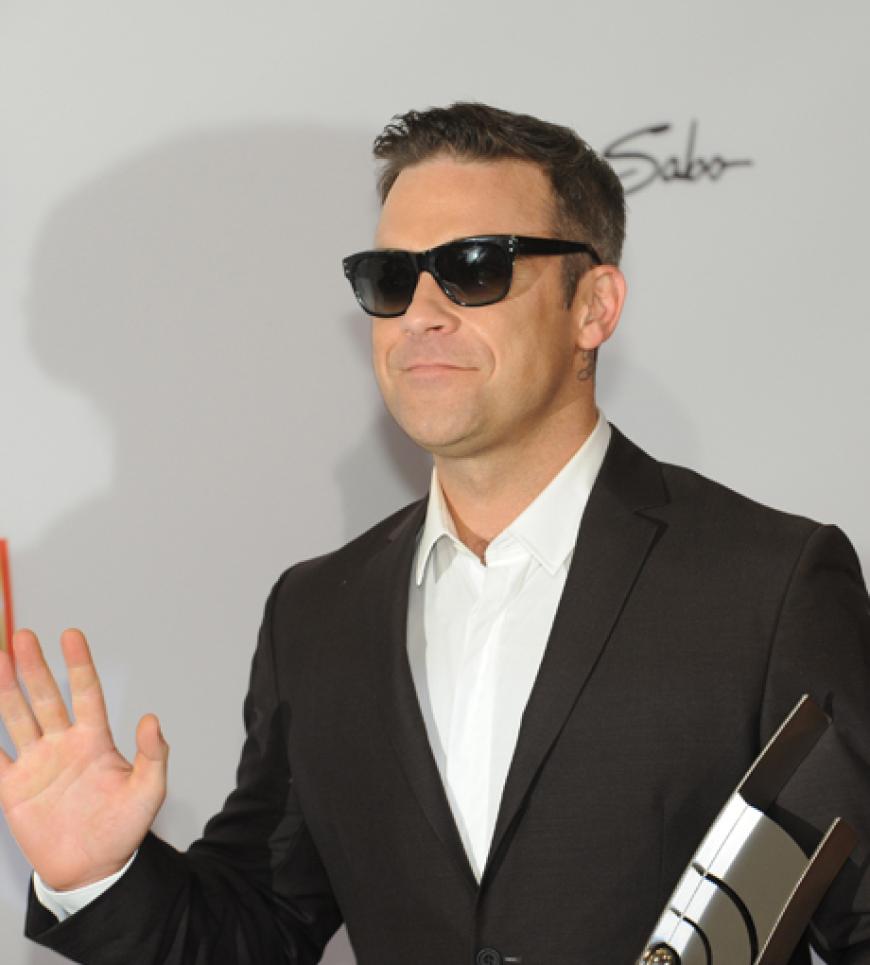 Cool mit Brille: Ob Robbie Williams die letzte Nacht zu doll gefeiert hat?