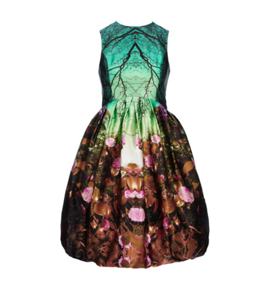 Mehr Trend geht nicht: kaleidoskopartige Spiegelungen und realistischer Foto-Print. We like! Kleid über asos.com, ca. 170 Euro
