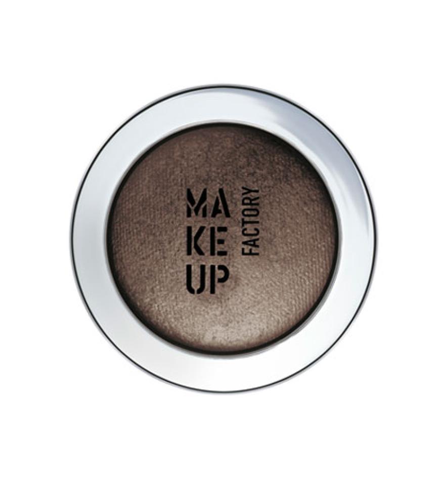 Damit das Augen-Make-up zum absoluten Hingucker wird, arbeitet man am besten mit Pinseln. Zuerst tragen wir auf dem gesamten beweglichen Lid und in der Lidfalte den gold-braunen Lidschatten auf.