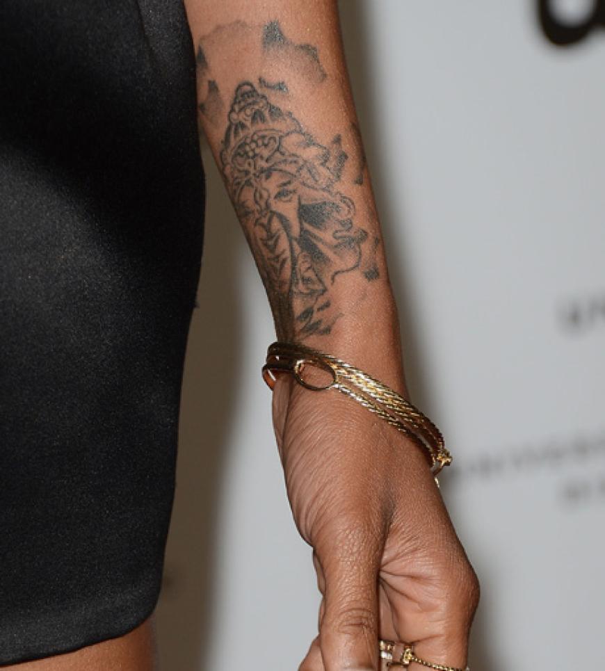 Wow! Ganz freizügig präsentierte Brandy ihre vielen Tattoos auf ihren Armen ...