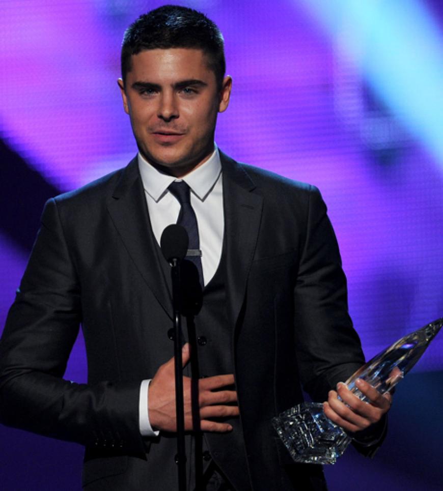 Die Haare raspelkurz und ein paar Pfunde mehr auf den Rippen: Mädchenschwarm Zac Efron - seit kurzem wieder solo - wurde mit dem Preis als