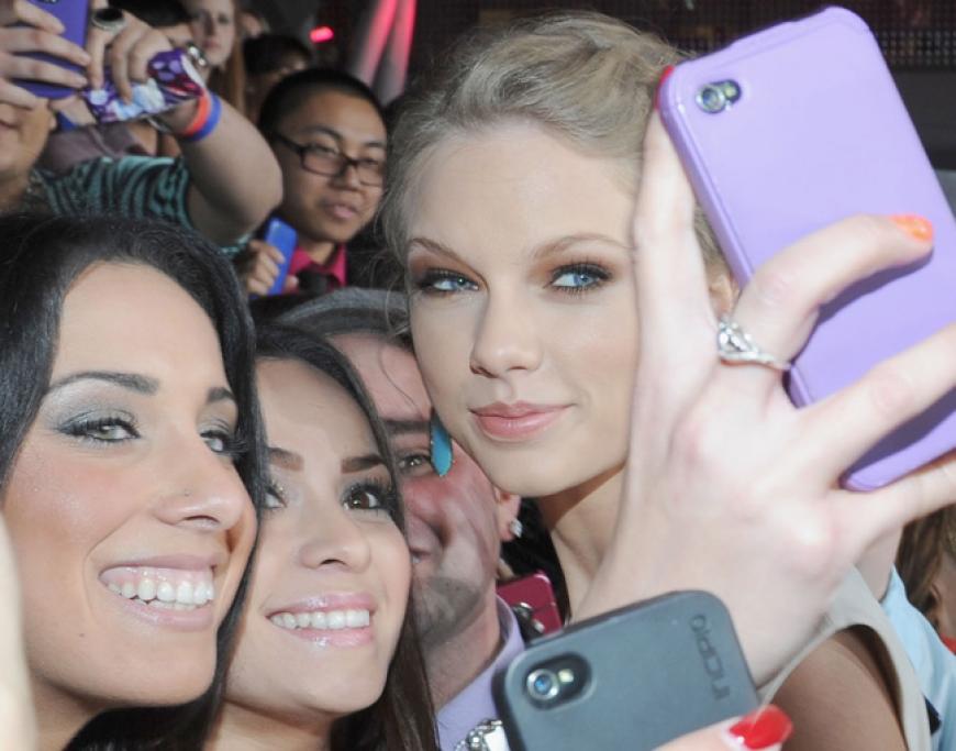 Kurz nach der Trennung von Harry Styles zeigte sich Superstar Taylor Swift schon wieder auf dem Roten Teppich. Doch so richtig lachen konnte sie nicht - nicht einmal für ihre Fans