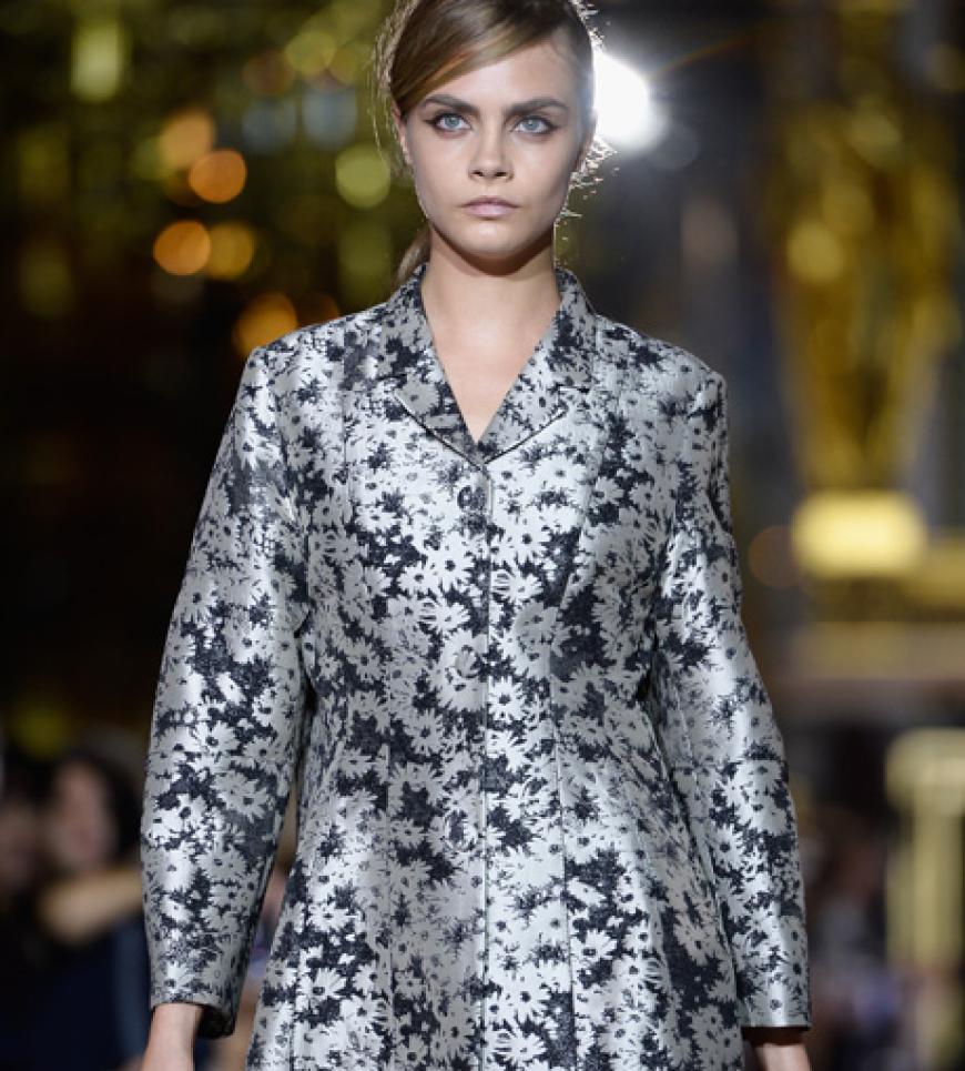 Frühlingsgefühle: Blumen überall, wohin das Auge schaut. Das neue Trendmuster eignet sich ideal, um sich auf den Frühling einzustimmen. Auch Cara präsentiert das angesagte Blumenmuster auf der Pariser Fashionshow von Stella McCartney.