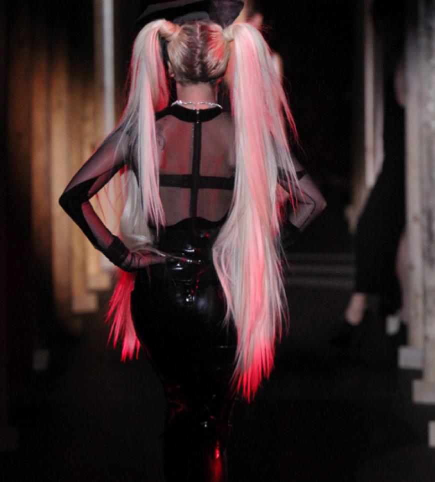 Die Kollektion von Thierry Mugler setzte viel auf hautenge Materialien wie Latex, PVC und Neopren
