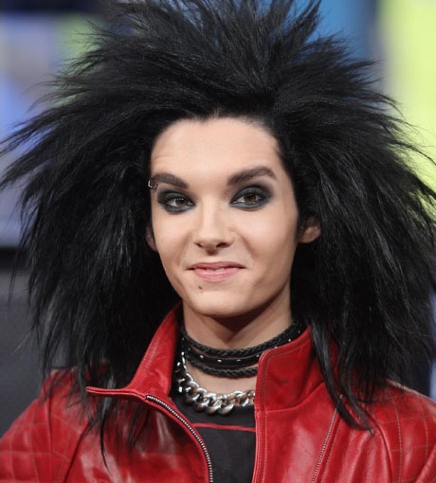 Schock: 2008 erkrankt Bill Kaulitz an einer Rachenentzündung. Es hatten sich Knötchen auf seiner Stimmbändern gebildet - er bekommt ein mehrtägiges Sprechverbot. Fans weltweit haben Angst um die Karriere der Band