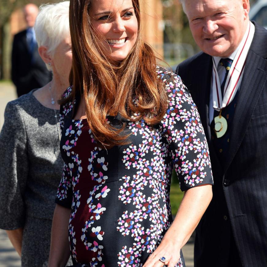 Kate strahlt: bei ihrem Besuch einer Vorschule trug die schwangere Herzogin ein hautenges Seidenkleid und gab damit einen freien Blick auf ihren großen Babybauch