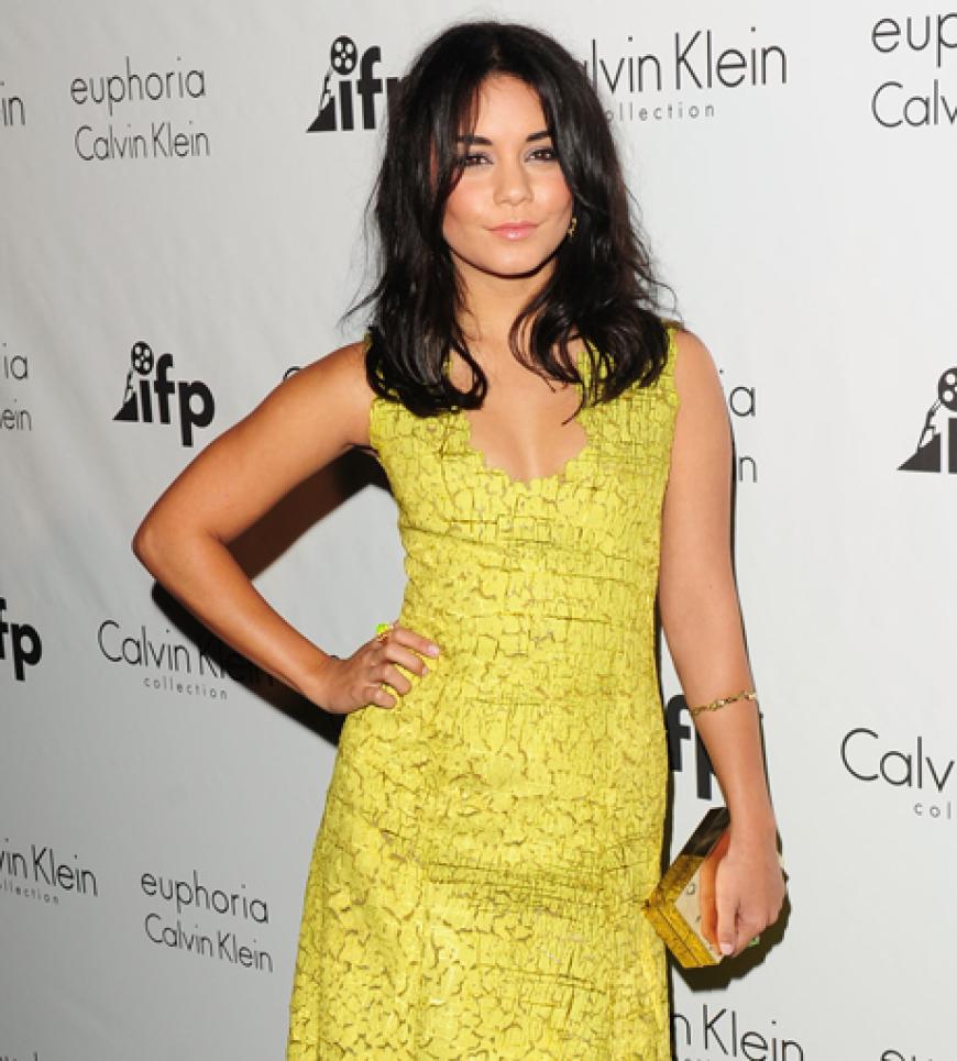 Vanessa Hudgens in einer strahlend gelben Robe von Calvin Klein. Die Schauspielerin tanzte bis in die frühen Morgenstunden