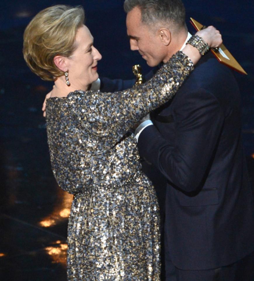 Großer Moment: Daniel Day-Lewis bekommt von Vorjahressignerin Meryl Streep den begehrten Goldjungen überreicht