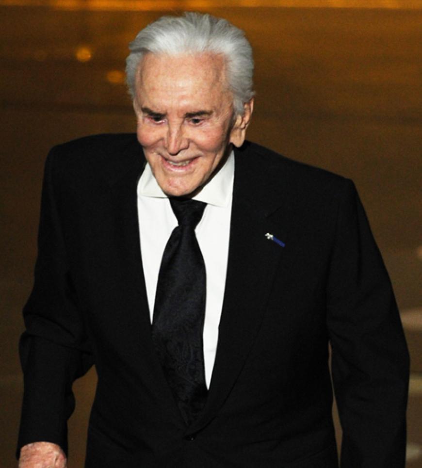Bewegender Moment: der 93-jährige Kirk Douglas überraschte als einer der Präsentatoren. Er überreichte Melissa Leo den Oscar für die Beste Schauspielerin in einer Nebenrolle