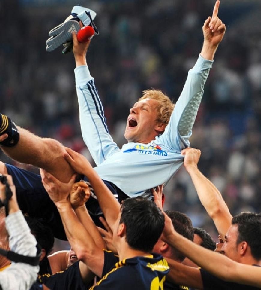 Teamchef Oliver Pocher lässt sich trotz Niederlage feiern. Seine McFit Allstars haben leider 13 Tore vom Rekordmeister FC Bayern München kassiert