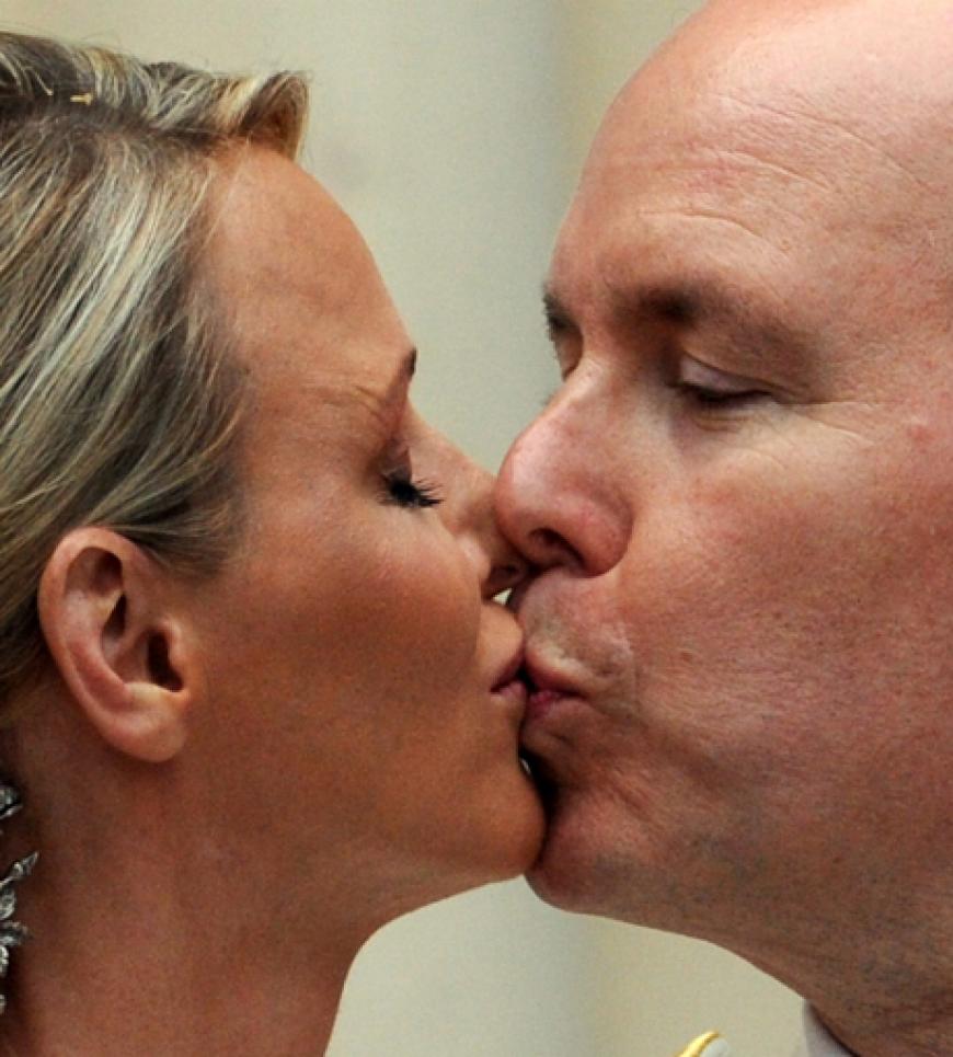 Was für ein Kuss: Lange haben Charlene und Albert für ihre Liebe gekämpft - nun sind sie endlich Mann und Frau