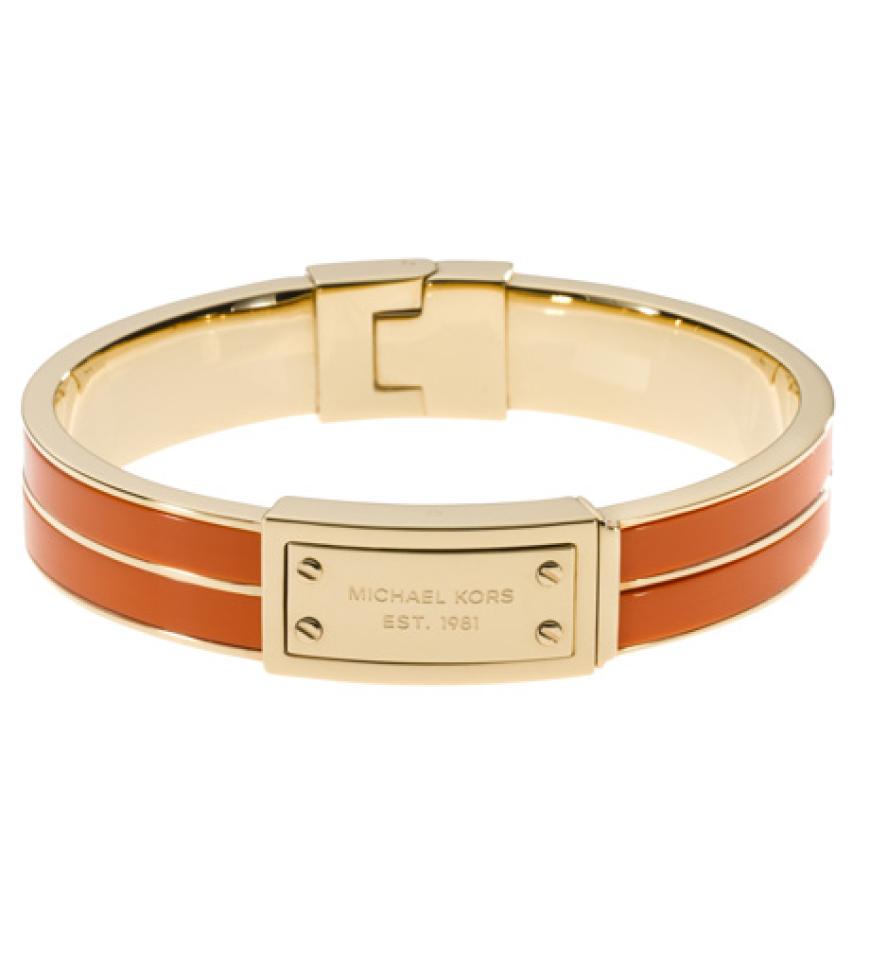 Auch die Armspange spiegelt das zeitlose Design wider und ist somit eine Investition für die Zukunft. Ca. 90 Euro über michaelkors.com