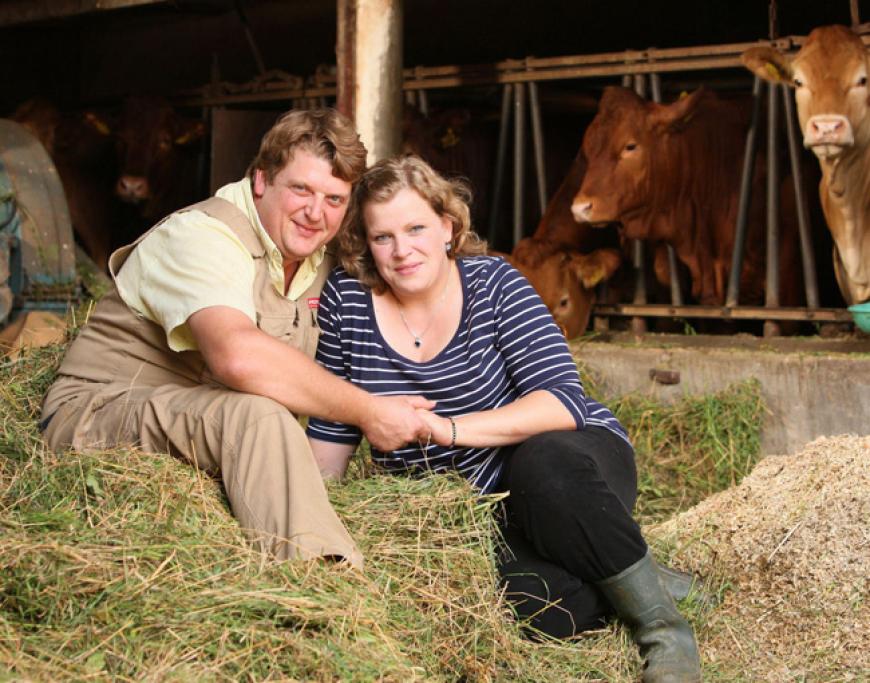 Kurt und Sonja arbeiten Hand in Hand auf dem Hof