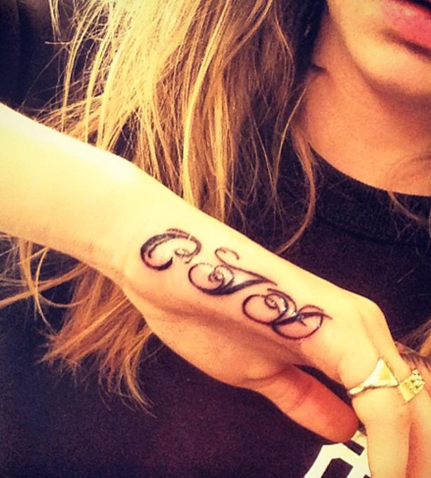 Sie hat es schon wieder getan: Wenige Tage nach ihrem ersten Tattoo (ein Löwenkopf auf dem Zeigefinger), ging Model Cara Delevingne schon wieder unter die Nadel. Dieses Mal wurde es ein Schriftzug auf ihrer rechten Hand und zeigt ihre Initialen CJD (Cara Jocelyn Delevingne)