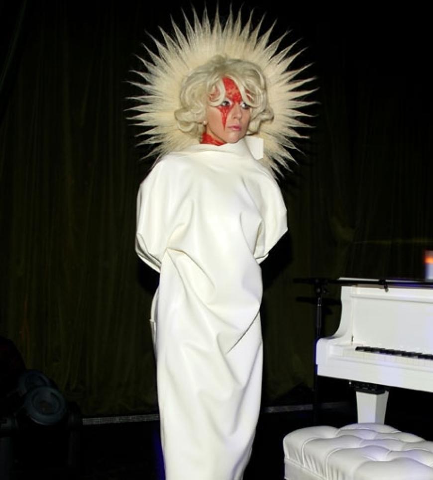 Lady GaGa noch eingehüllt in einem weißen Mantel. Extravagante Frisuren sind inzwischen zu ihrem Markenzeichen geworden