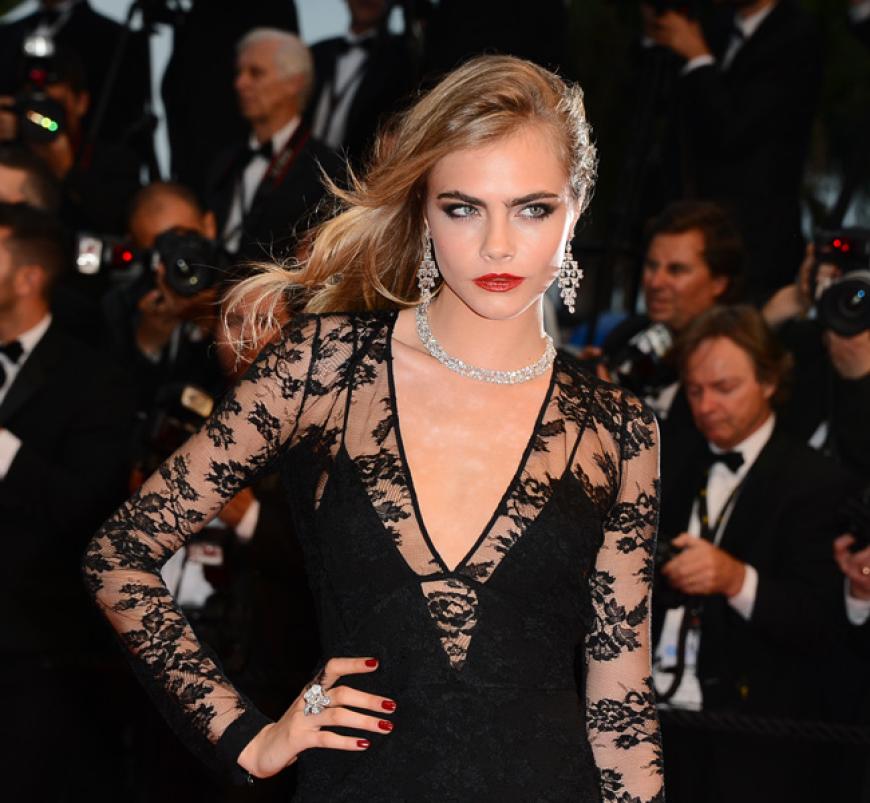Dramatischer Auftritt in schwarzer Spitze: Supermodel´ Cara Delevingne